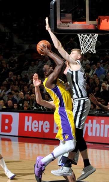 Ball, Randle rally Lakers past Spurs late, 116-112